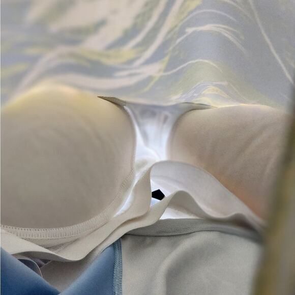 Brooks floral built in bra athletic‎ shirt size large - Picture 4 of 7